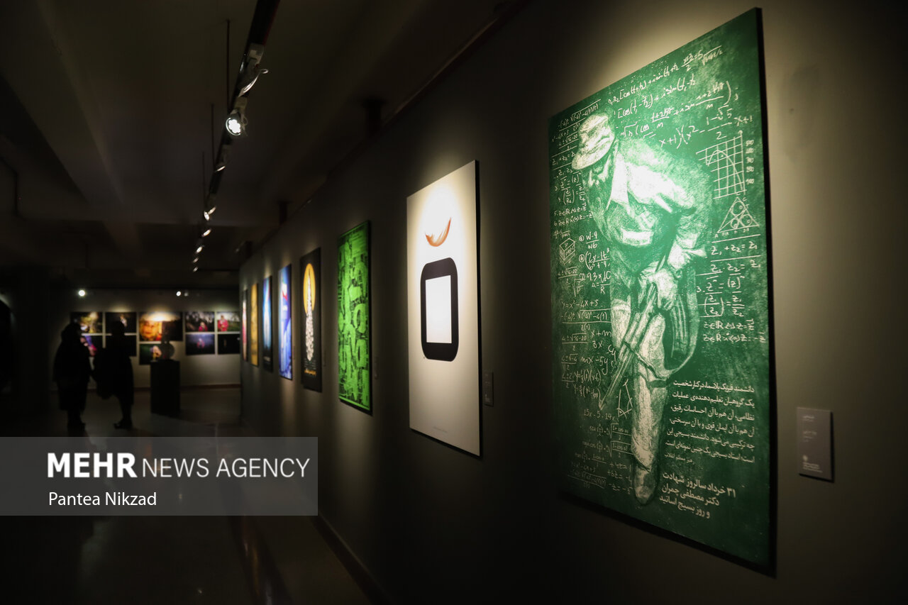 نمایشگاه آثار راه یافته به چهاردهمین جشنواره هنرهای تجسمی فجر عصر جمعه در فرهنگستان هنر گشایش یافت