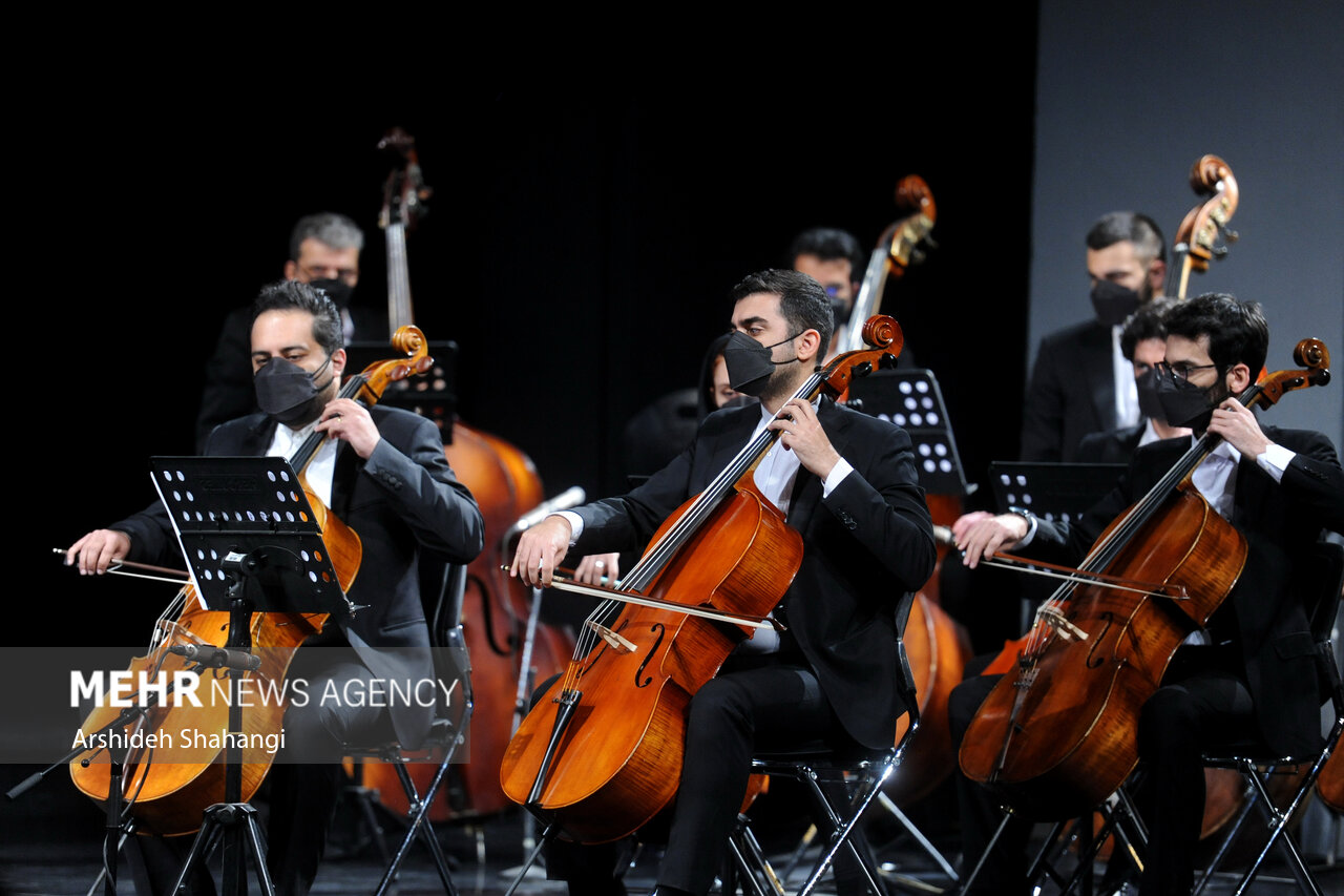 چهارمین شب سی و هفتمین جشنواره موسیقی فجر  با اجرای ارکستر پاسوآ در تالار وحدت برگزار شد