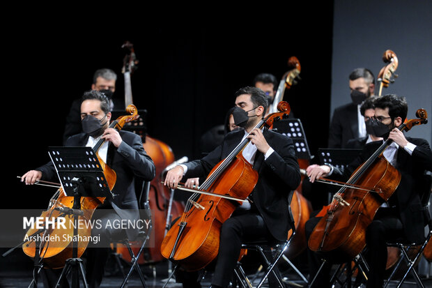 چهارمین شب سی و هفتمین جشنواره موسیقی فجر  با اجرای ارکستر پاسوآ در تالار وحدت برگزار شد