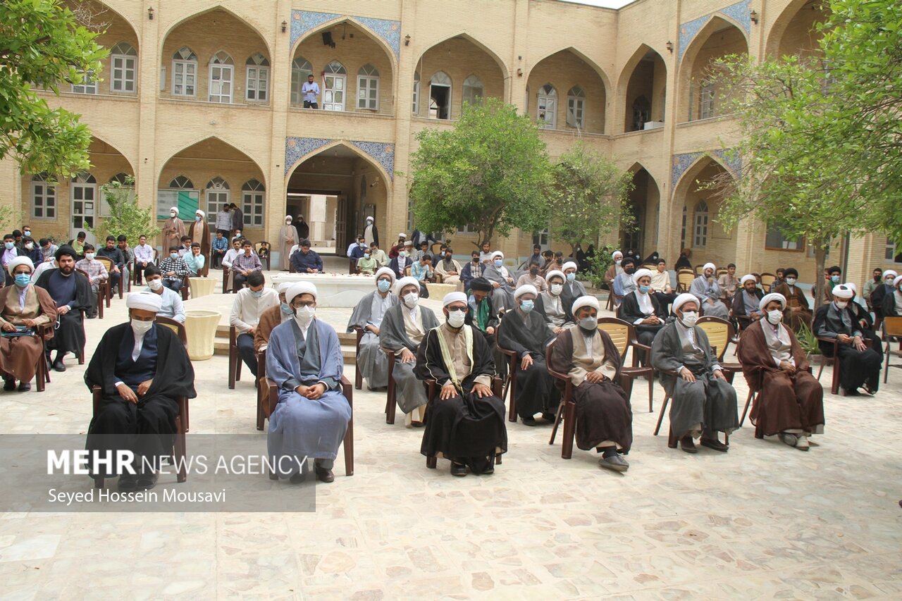 گزارش تصویری تجمع گسترده طلاب و روحانیون بوشهر در محکومیت حمله تروریستی در حرم امام رضا(ع)