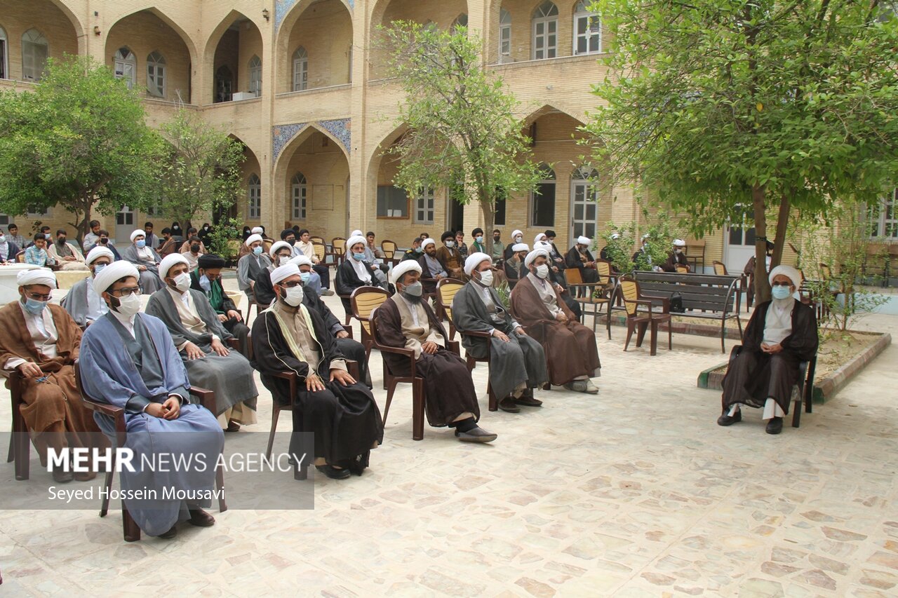 گزارش تصویری تجمع گسترده طلاب و روحانیون بوشهر در محکومیت حمله تروریستی در حرم امام رضا(ع)