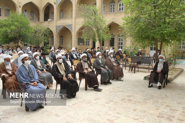 گزارش تصویری تجمع گسترده طلاب و روحانیون بوشهر در محکومیت حمله تروریستی در حرم امام رضا(ع)