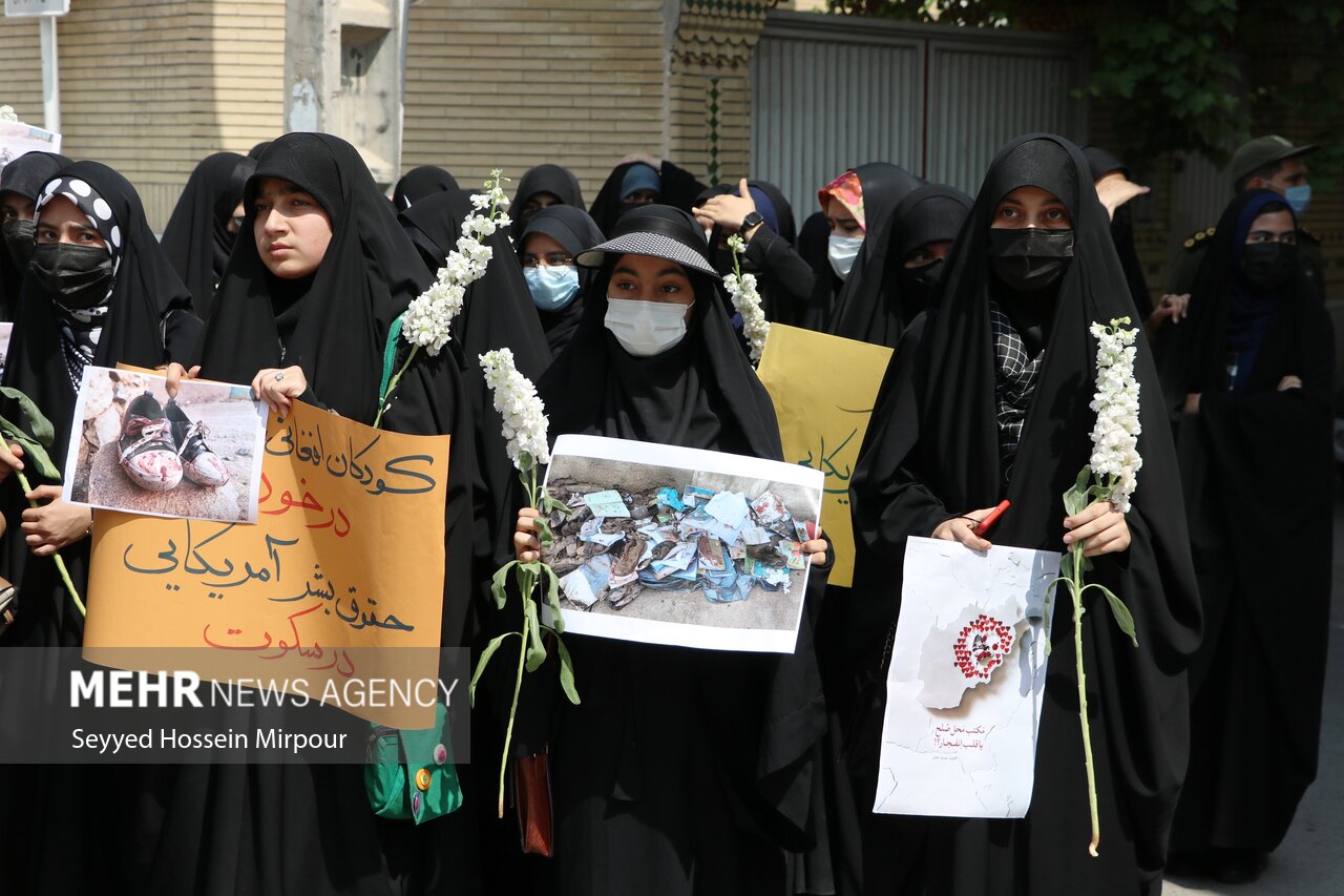 تجمع دانش آموزان مشهدی در مقابل سرکنسولگری افغانستان