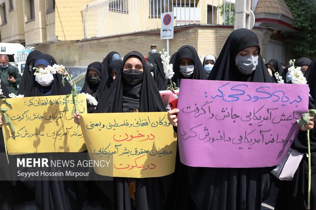 تجمع دانش آموزان مشهدی در مقابل سرکنسولگری افغانستان