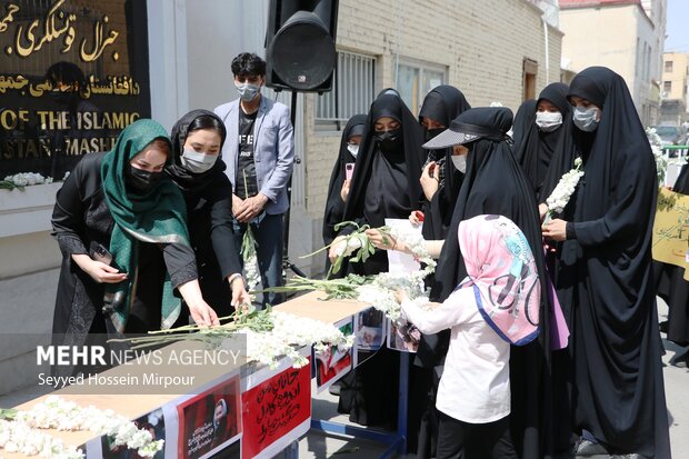 تجمع دانش آموزان مشهدی در مقابل سرکنسولگری افغانستان