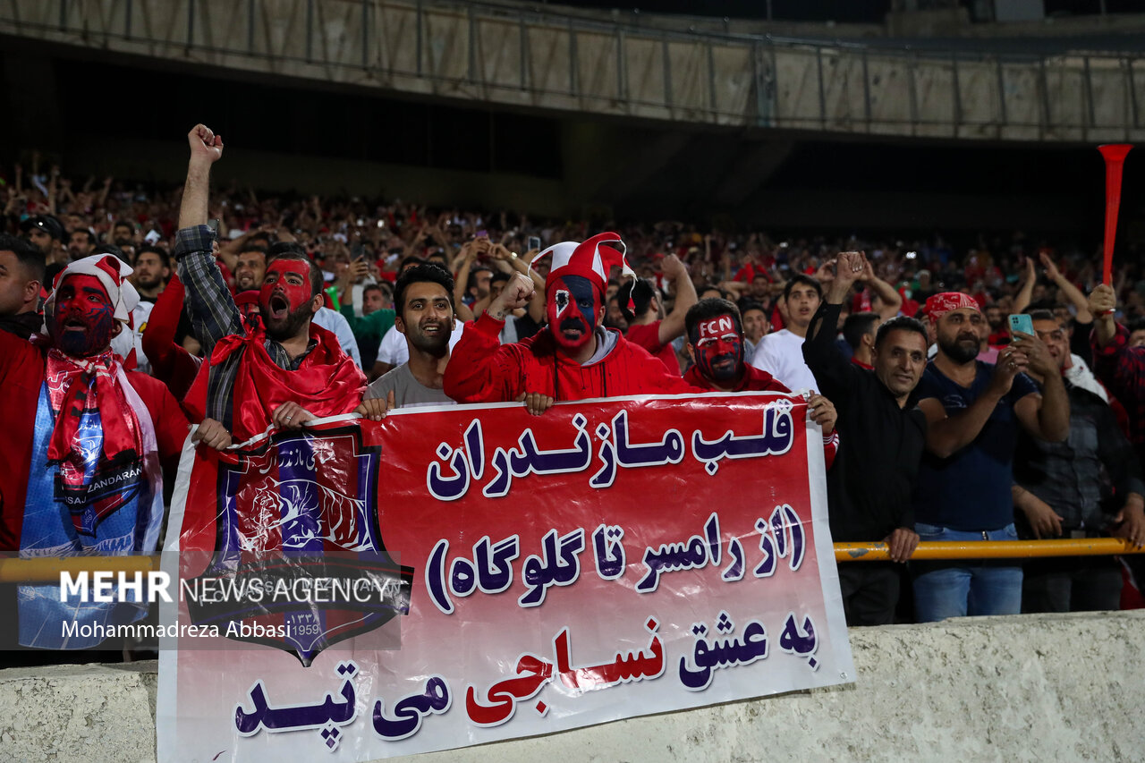 تماشاگران تیم فوتبال نساجی مازندران در حال تشویق تیم خود در فینال جام حذفی کشور هستند