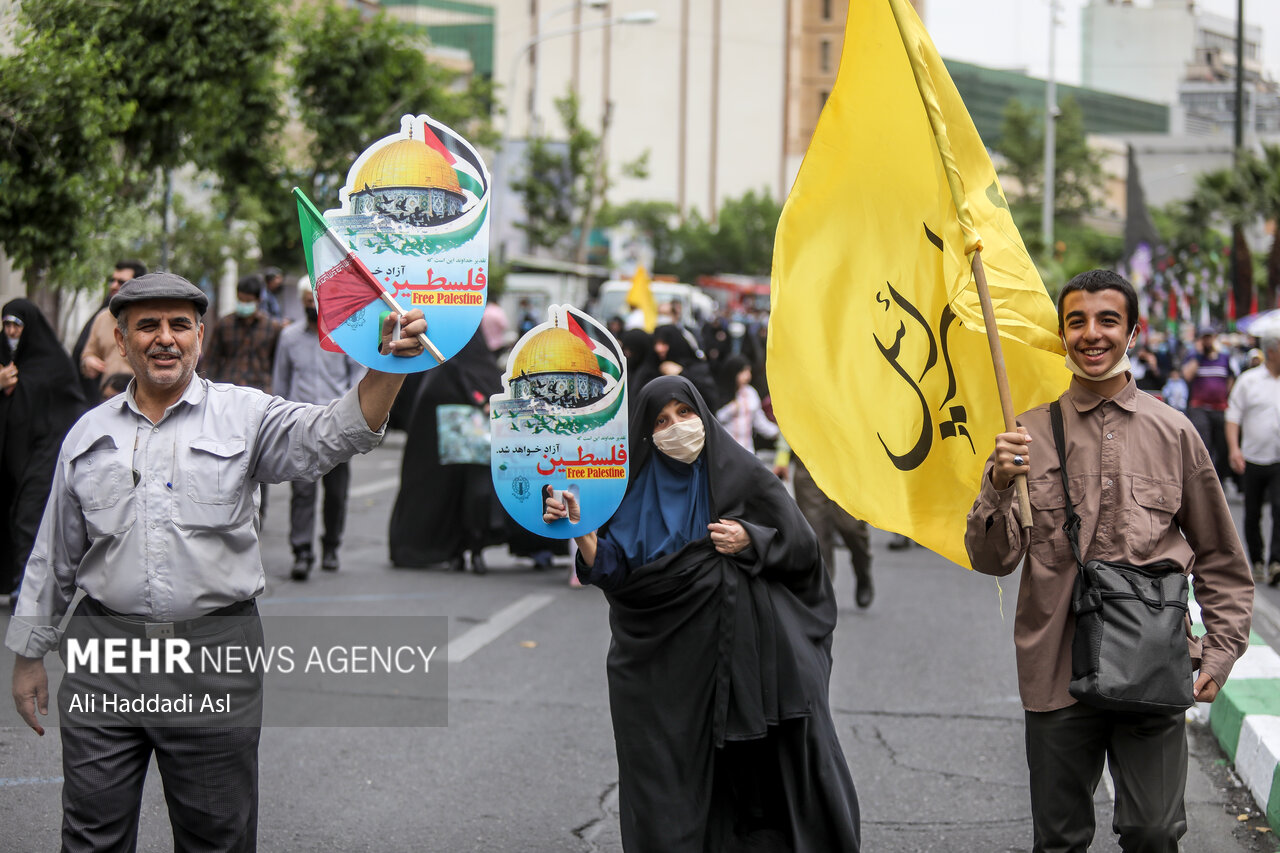 یک خانواده در مراسم راهپیمایی روز جهانی قدس با پرچم مرگ بر اسرائیل حضور دارند