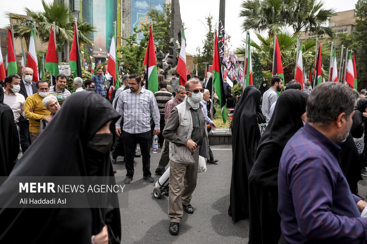 یک جانباز دفاع مقدس در راهپیمایی روز جهانی قدس در میدان فلسطین حضور دارد