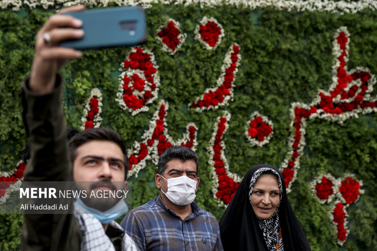 خانواده ای در حال گرفتن عکس یادگاری در مراسم راهپیمایی روز جهانی قدس در تهران هستند