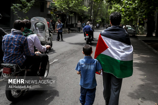 مردی با پرچم کشور فلسطین در مراسم راهپیمایی روز جهانی قدس در تهران حضور دارد