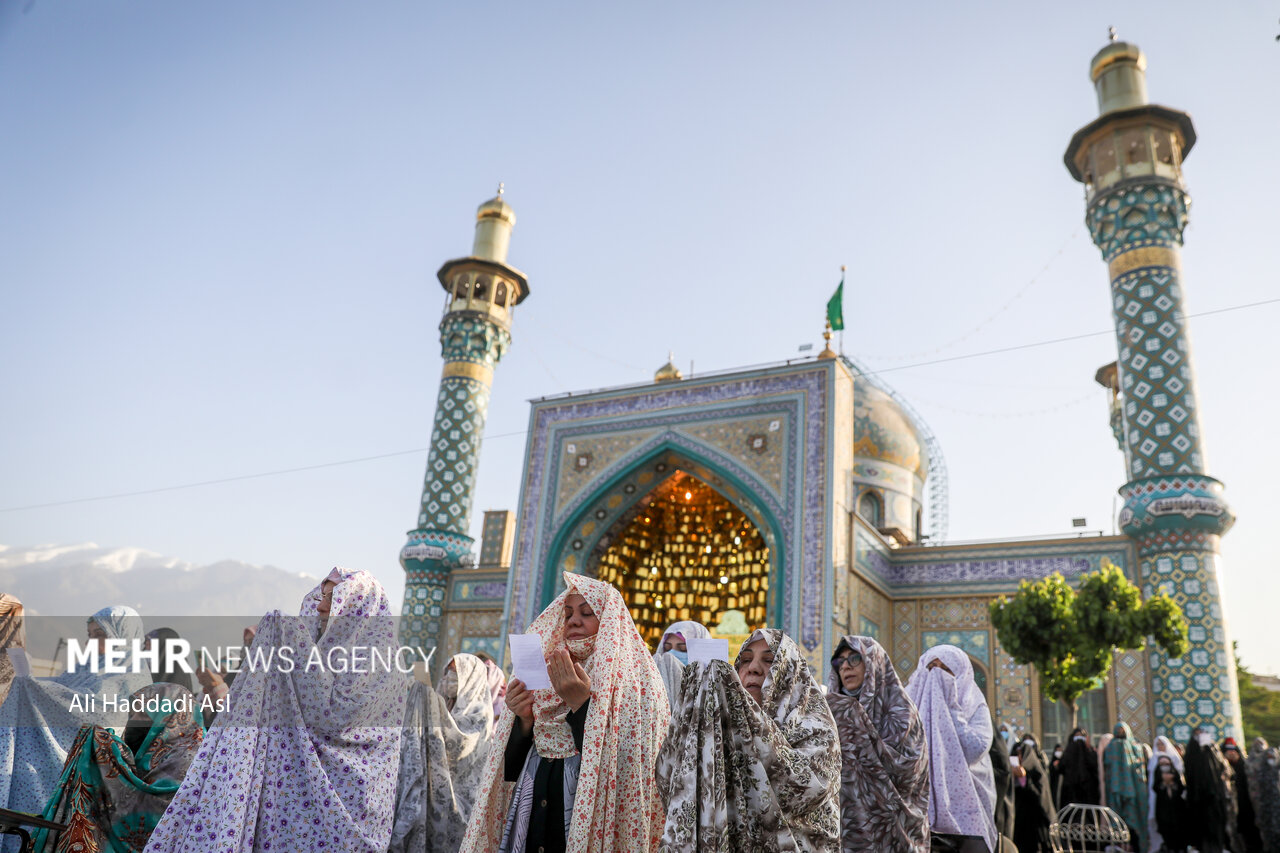 نمازگزاران در حال اقامه نماز عید سعید فطر در امام زاده پنج تن در منطقه لویزان هستند