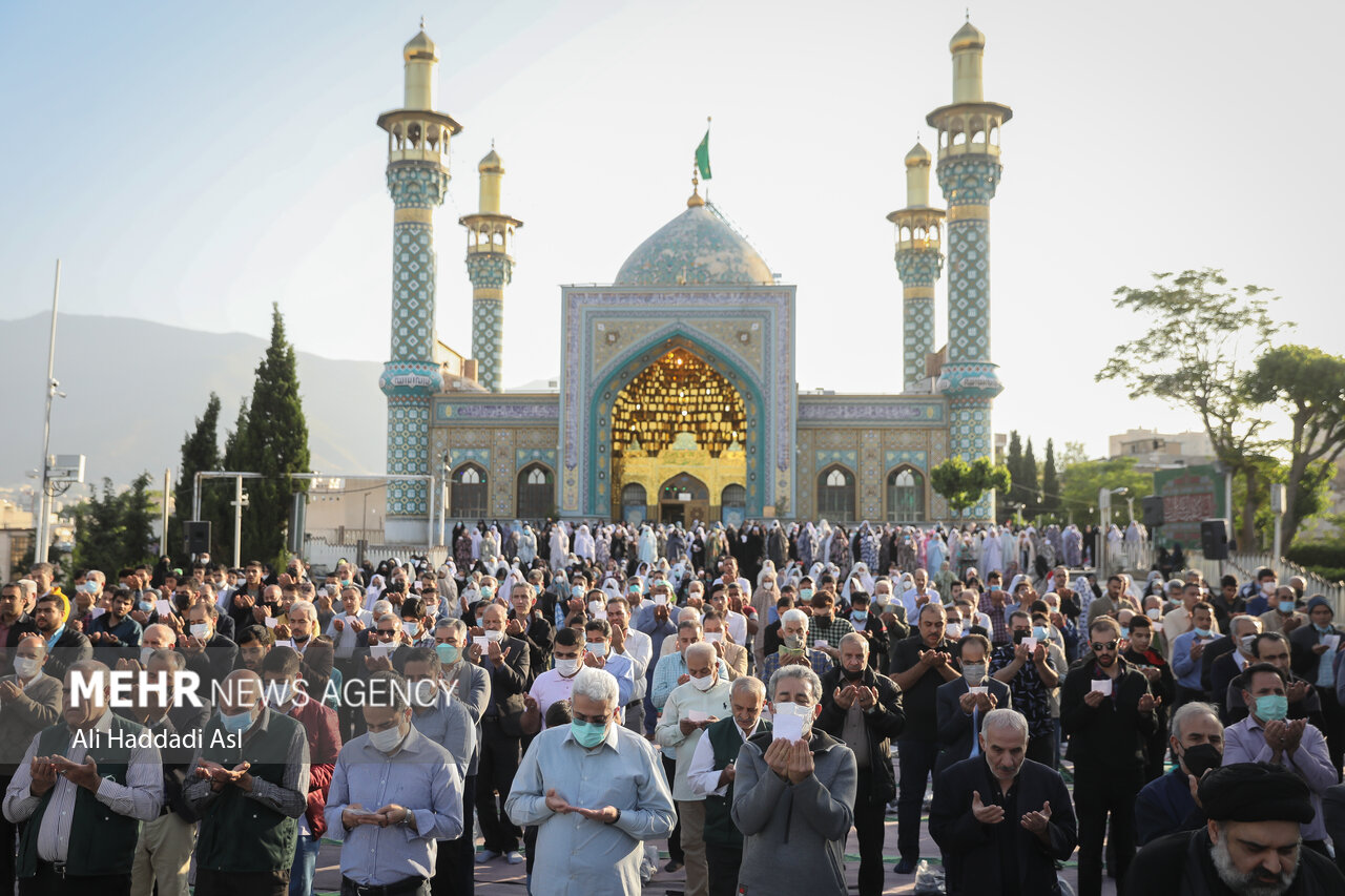 نمازگزاران در حال اقامه نماز عید سعید فطر در امام زاده پنج تن در منطقه لویزان هستند