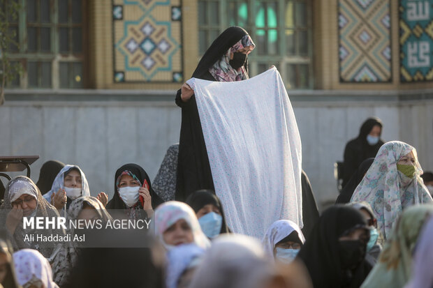 نمازگزاران برای اقامه نماز عید سعید فطر در امام زاده پنج تن لویزان آماده می شوند