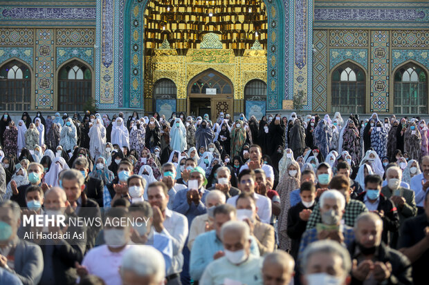 نمازگزاران در حال اقامه نماز عید سعید فطر در امام زاده پنج تن در منطقه لویزان هستند