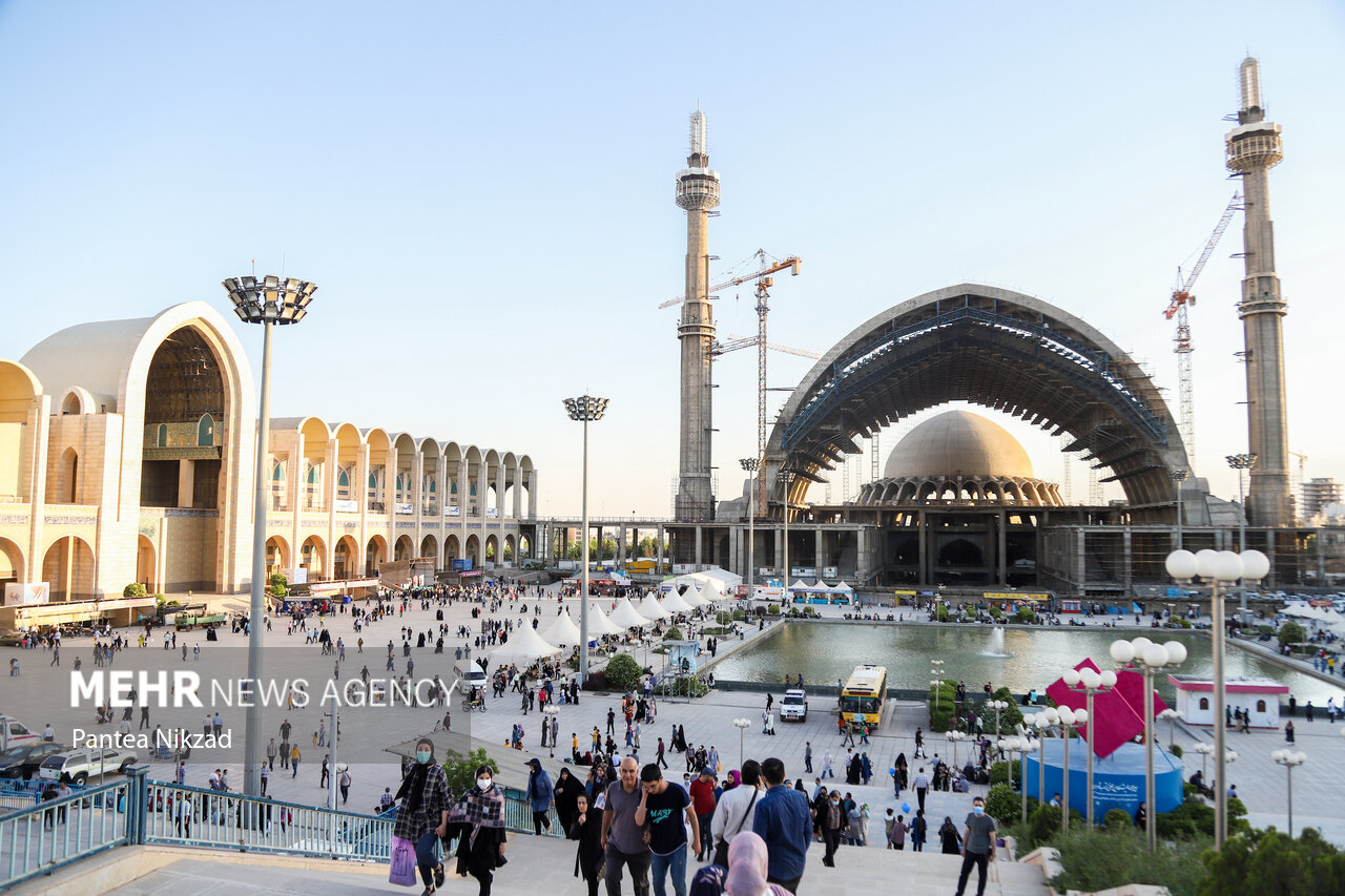 سی و سومین نمایشگاه بین‌المللی در دومین روز  خود پذیرای جمع علاقمندان بود