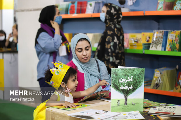 بخش کودک و نوجوان سی و سومین نمایشگاه بین‌المللی در دومین روز خود با استقبال قابل توجهی از خانواده های ایرانی مواجه شد