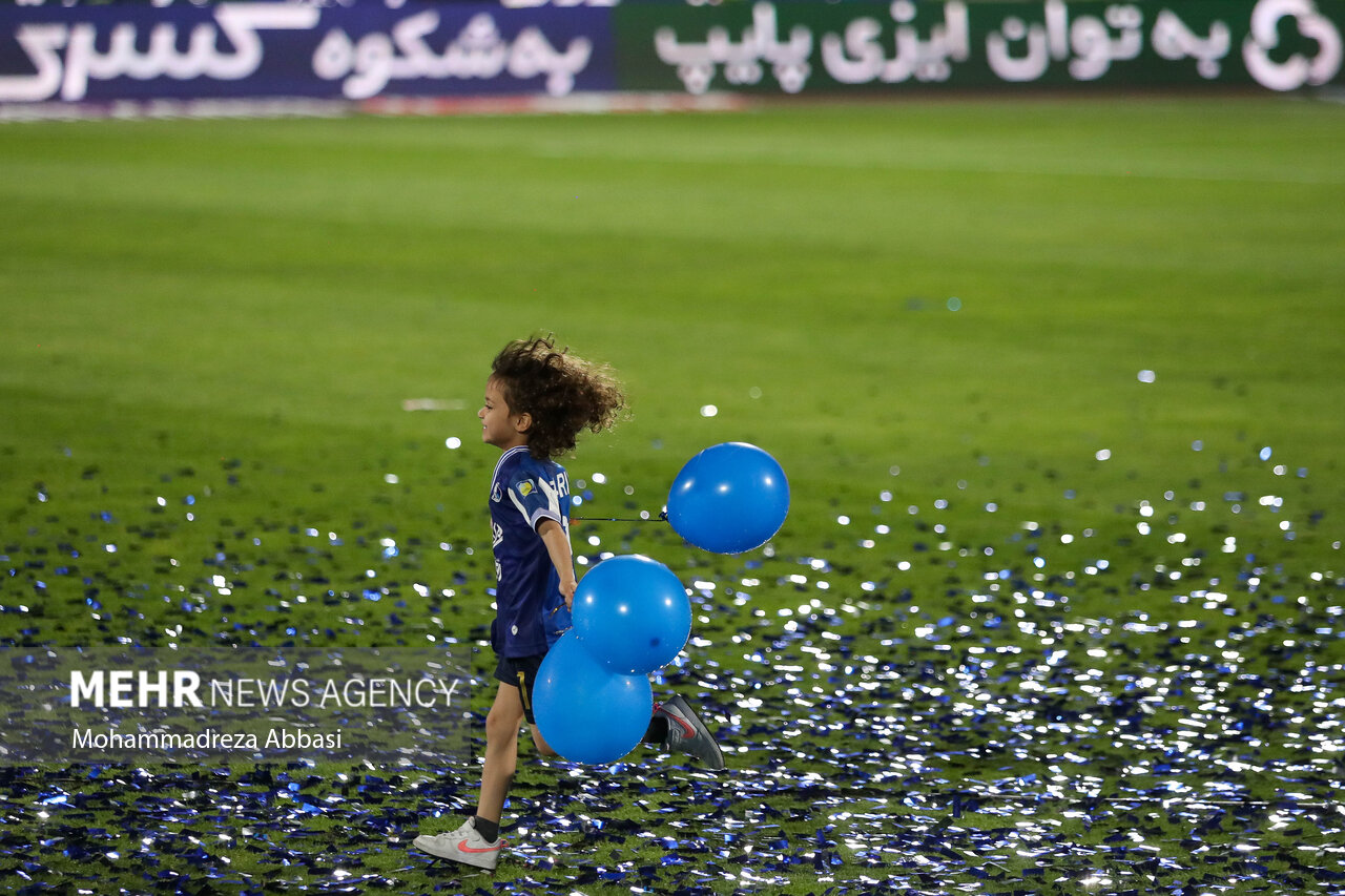 جشن قهرمانی تیم فوتبال استقلال تهران بعدازظهر امروز دوشنبه در ورزشگاه آزادی تهران و در حضور صد هزار هوادار تیم فوتبال استقلال تهران در ورزشگاه آزادی تهران برگزار شد