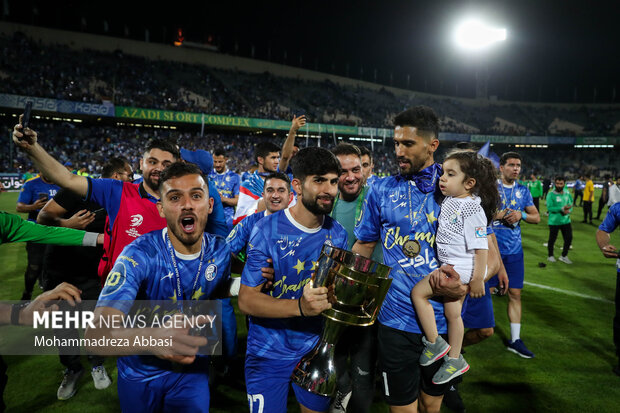 جشن قهرمانی تیم فوتبال استقلال تهران بعدازظهر امروز دوشنبه در ورزشگاه آزادی تهران و در حضور صد هزار هوادار تیم فوتبال استقلال تهران در ورزشگاه آزادی تهران برگزار شد