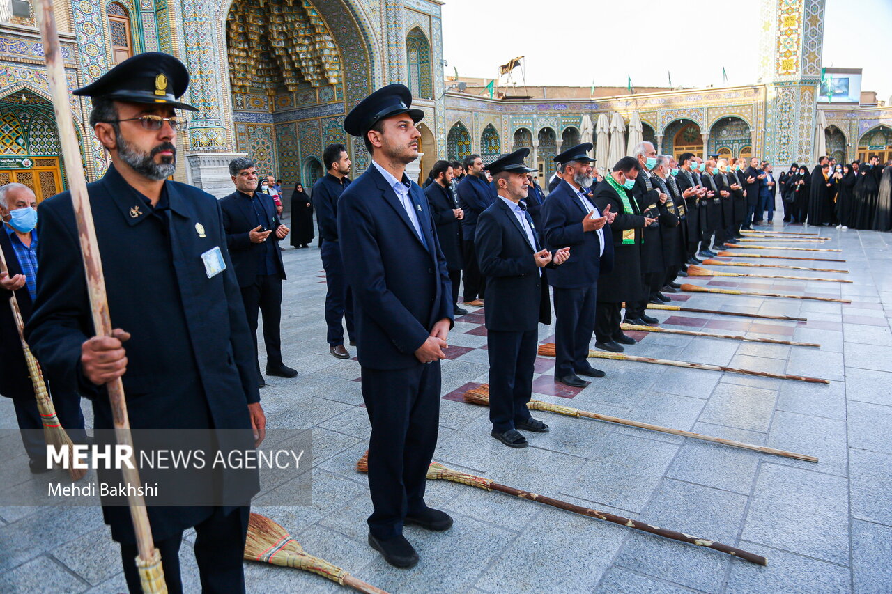 آیین جاروکشی خادمان حضرت معصومه(س)