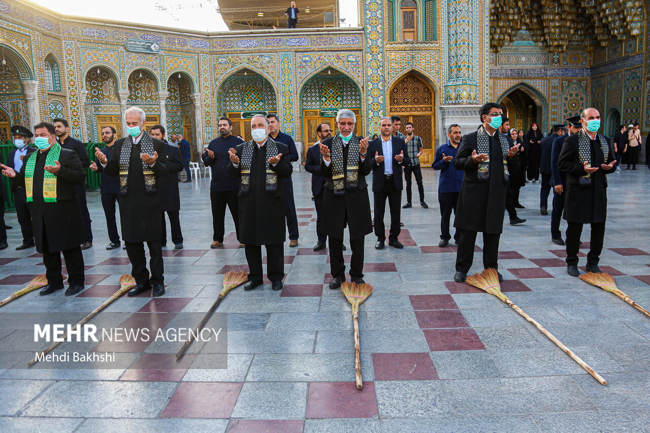 آیین جاروکشی خادمان حضرت معصومه(س)