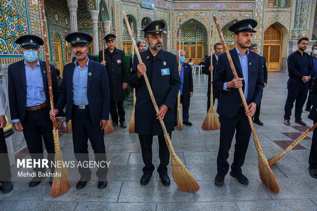 آیین جاروکشی خادمان حضرت معصومه(س)