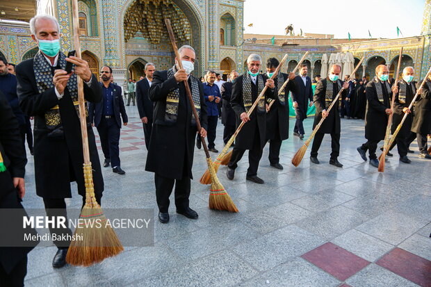 آیین جاروکشی خادمان حضرت معصومه(س)