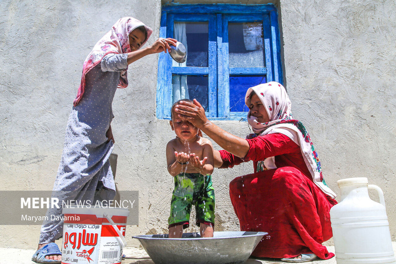 نبود آب شرب مناسب برای شستشو و حمام باعث ایجاد مشکلات بهداشتی زیادی برای اهالی روستا شده است