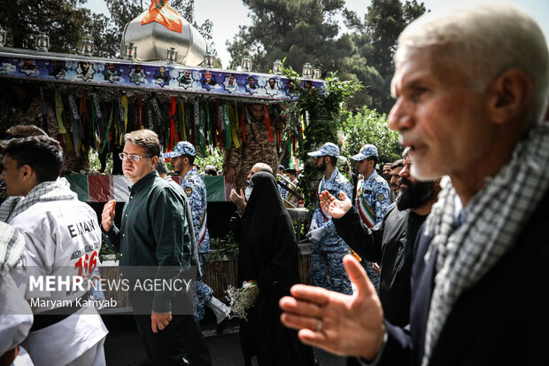 مراسم تشییع دو شهید گمنام در باشگاه انقلاب تهران برگزار شد