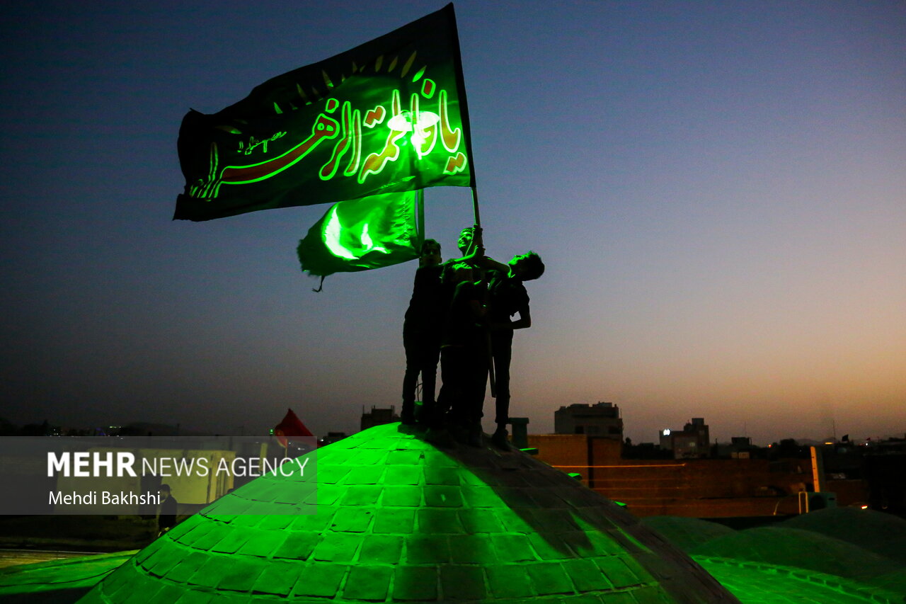 برافراشتن خیمه عزاداری محرم در صحن امامزاده موسی مبرقع (ع)