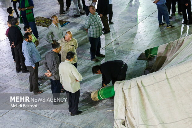 برافراشتن خیمه عزاداری محرم در صحن امامزاده موسی مبرقع (ع)