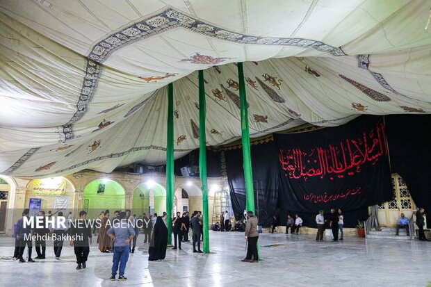 برافراشتن خیمه عزاداری محرم در صحن امامزاده موسی مبرقع (ع)