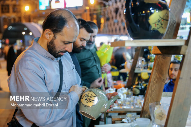 بیستمین نمایشگاه «عطر سیب» شامگاه یکشنبه دوم مردادماه در محل میدان امام حسین (ع) شهر تهران با حضور حجت الاسلام محمد قمی رئیس سازمان تبلیغات اسلامی افتتاح شد