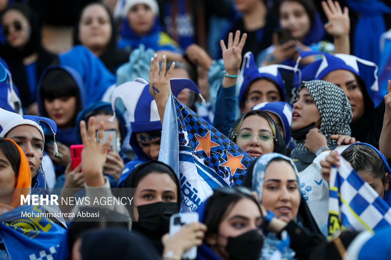 بازیکنان تیم فوتبال استقلال تهران در پایان بازی مقابل تیم مس کرمان در حال تشویق هواداران حاضر در ورزشگاه آزادی در دیدار مقابل تیم فوتبال مس کرمان هستند