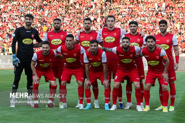 دیدار نیک های فوتبال پرسپولیس تهران و صنعت نفت آبادان