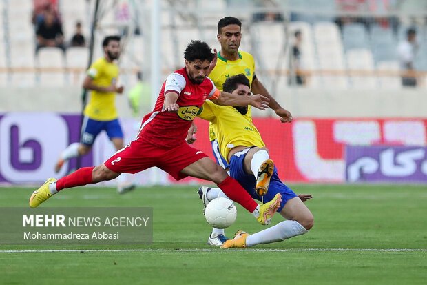 دیدار نیک های فوتبال پرسپولیس تهران و صنعت نفت آبادان