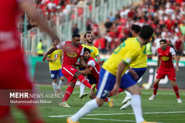 دیدار نیک های فوتبال پرسپولیس تهران و صنعت نفت آبادان