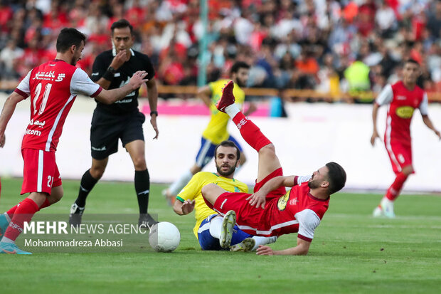 دیدار نیک های فوتبال پرسپولیس تهران و صنعت نفت آبادان