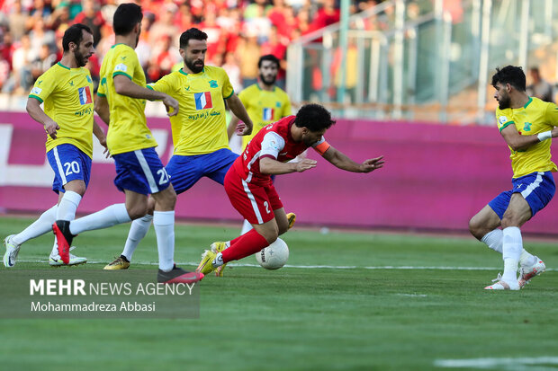 دیدار نیک های فوتبال پرسپولیس تهران و صنعت نفت آبادان