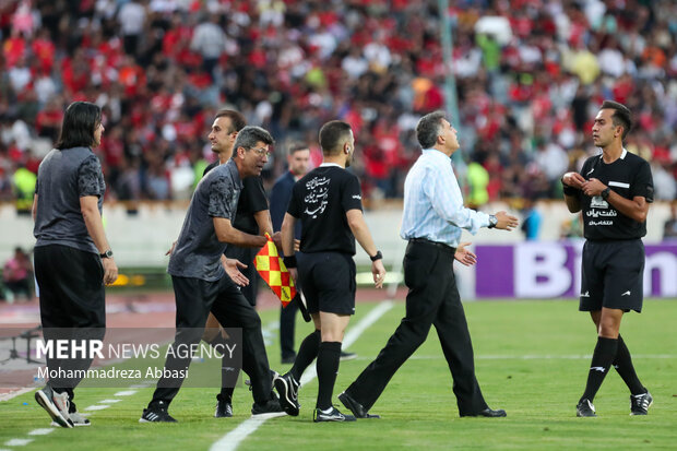 دیدار نیک های فوتبال پرسپولیس تهران و صنعت نفت آبادان