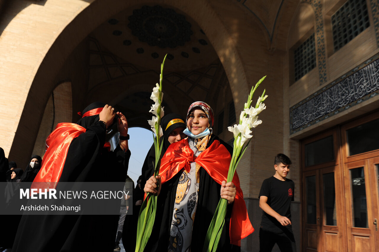 آئین بدرقه زائران و خادمان راهپیمایی جهانی اربعین بعد ازظهر امروز پنجشنبه ۱۰شهریور ۱۴۰۱در مصلی تهران برگزار شد