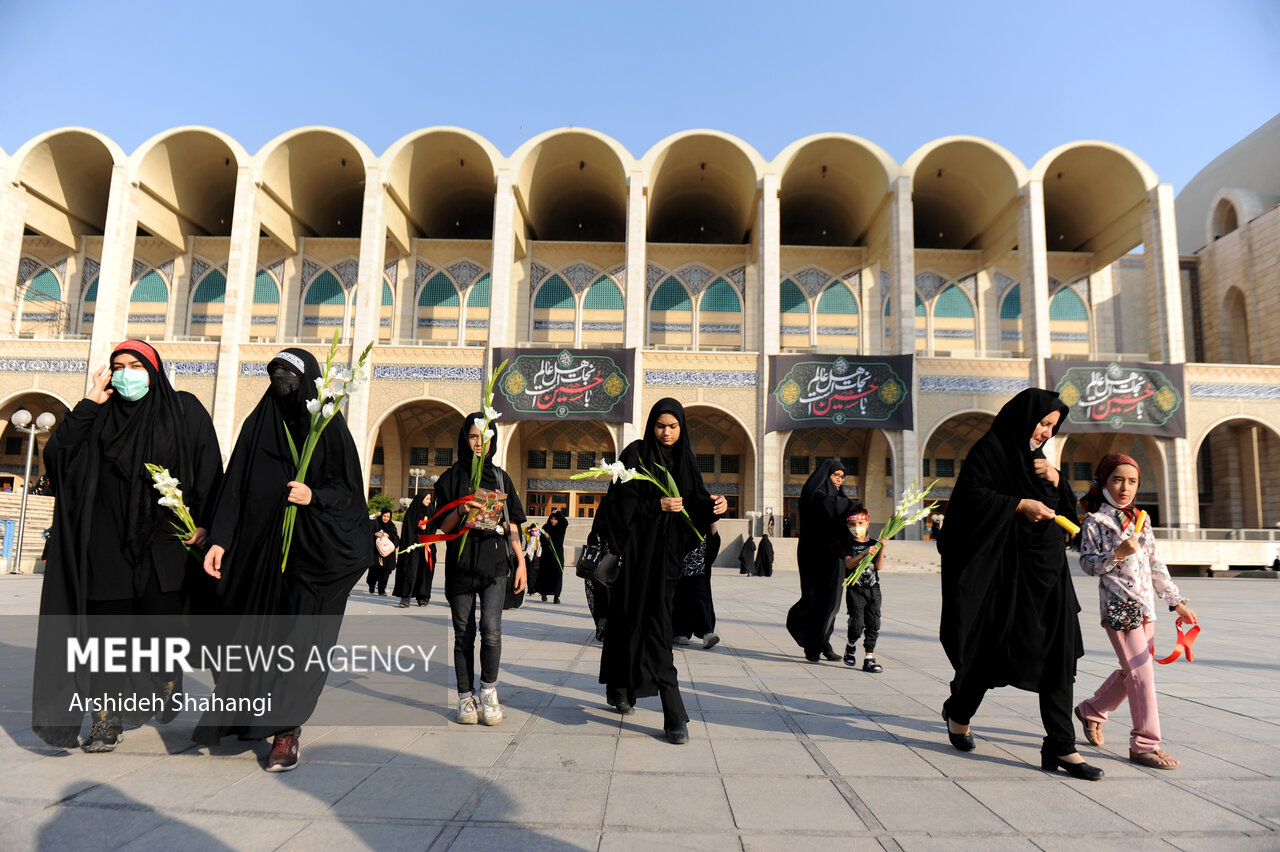 آئین بدرقه زائران و خادمان راهپیمایی جهانی اربعین بعد ازظهر امروز پنجشنبه ۱۰شهریور ۱۴۰۱در مصلی تهران برگزار شد