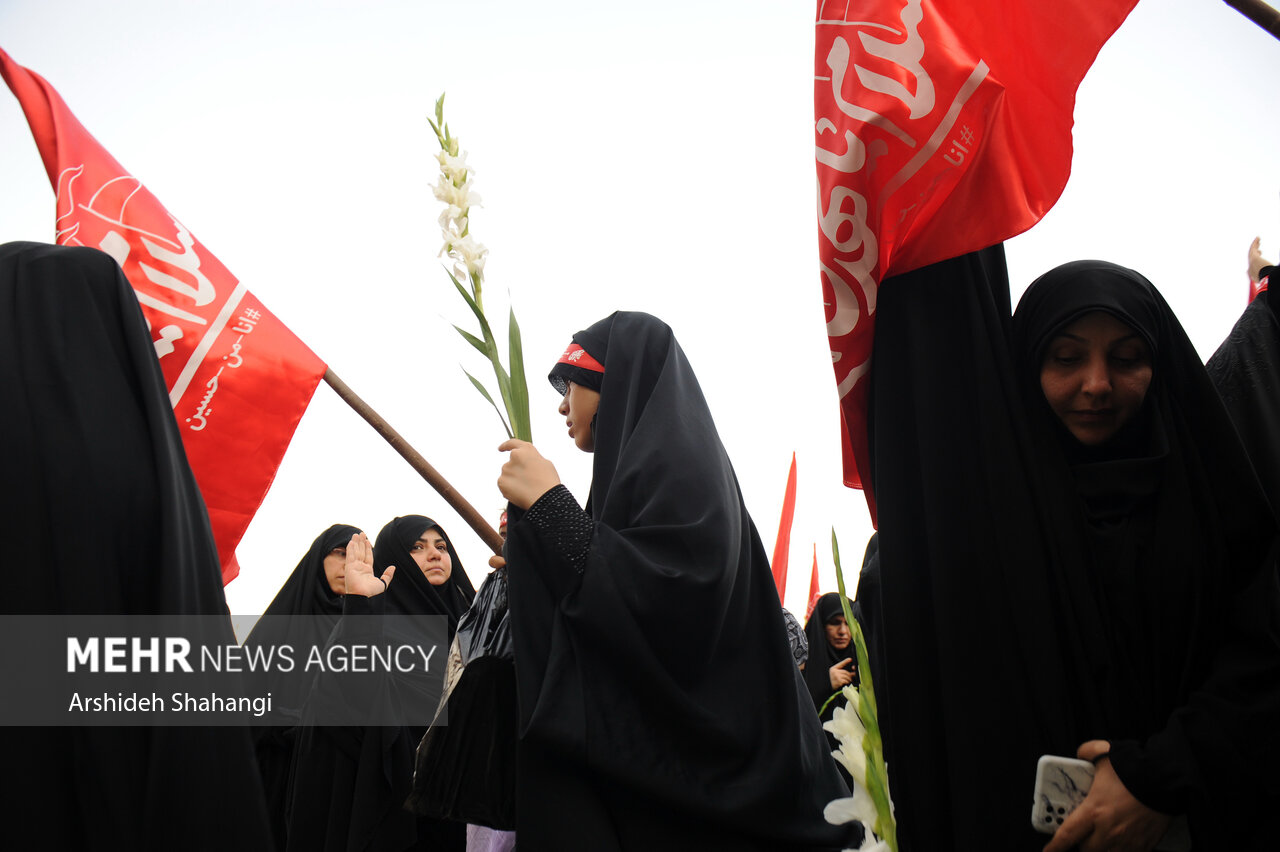 آئین بدرقه زائران و خادمان راهپیمایی جهانی اربعین بعد ازظهر امروز پنجشنبه ۱۰شهریور ۱۴۰۱در مصلی تهران برگزار شد