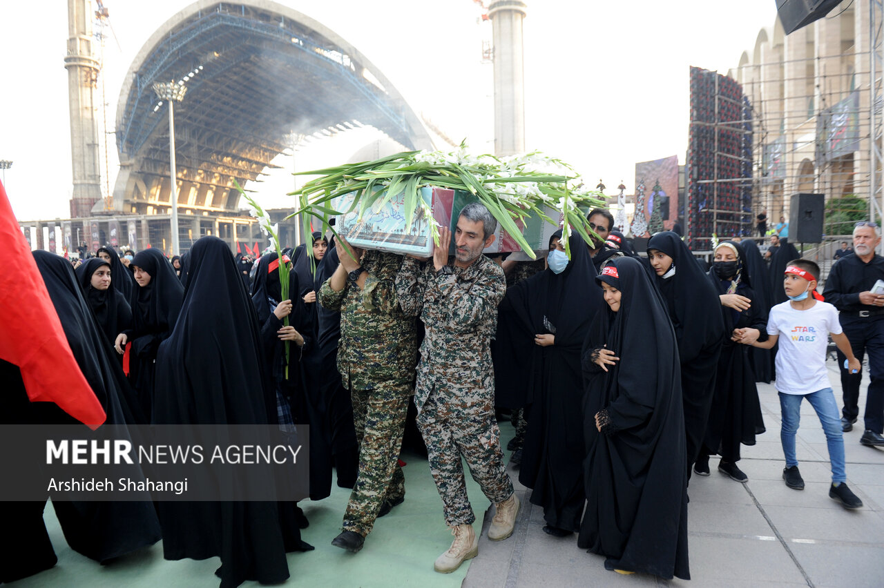 آئین بدرقه زائران و خادمان راهپیمایی جهانی اربعین بعد ازظهر امروز پنجشنبه ۱۰شهریور ۱۴۰۱در مصلی تهران برگزار شد