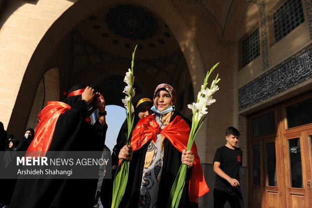 آئین بدرقه زائران و خادمان راهپیمایی جهانی اربعین بعد ازظهر امروز پنجشنبه ۱۰شهریور ۱۴۰۱در مصلی تهران برگزار شد