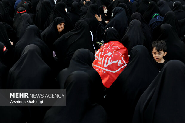 آئین بدرقه زائران و خادمان راهپیمایی جهانی اربعین بعد ازظهر امروز پنجشنبه ۱۰شهریور ۱۴۰۱در مصلی تهران برگزار شد