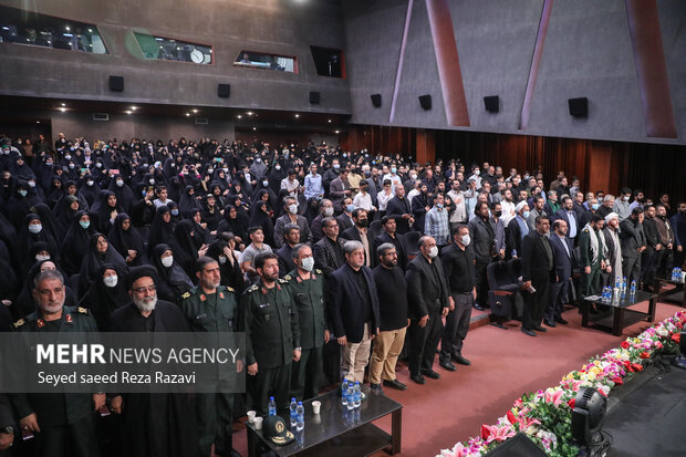 در ابتدای این مراسم مدعوین در حال ادای احترام به سرود مقدس جمهوری اسلامی ایران هستند