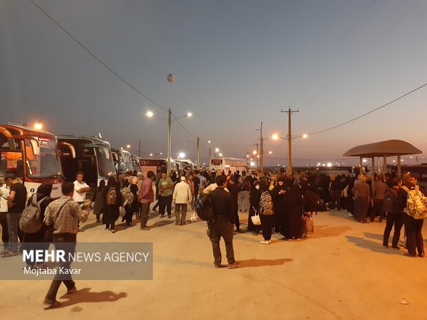 بازگشت زوار از مرز مهران