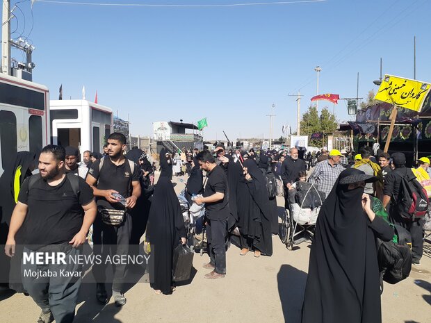 بازگشت زوار از مرز مهران