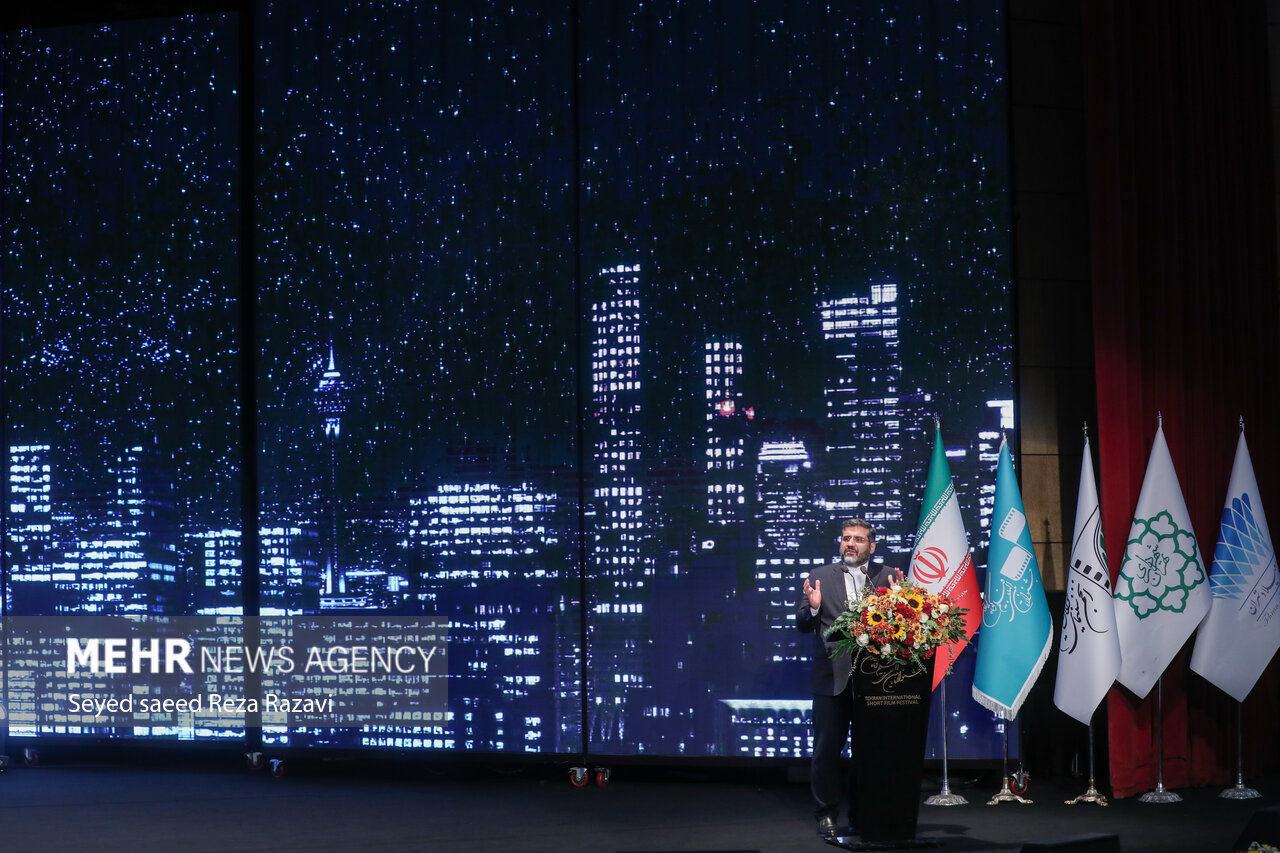 محمدمهدی اسماعیلی وزیر فرهنگ و ارشاد اسلامی در حال سخنرانی در مراسم اختتامیه سی‌وهشتمین جشنواره بین‌المللی فیلم کوتاه تهران است