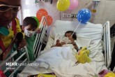 تصاویر / تولد «راستین» کودک مجروح حادثه تروریستی شاهچراغ(ع)